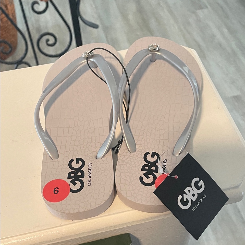 GBC Women's Elegant Rubber Gray Flip Flop Sandals - Picture 3 of 7